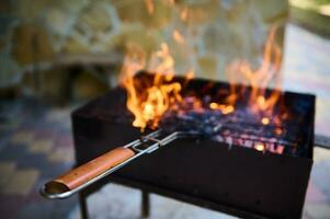 un barbecue ou barbecue ou barbecue ou barbecue charbon Feu gril. sélectif se concentrer. fermer photo