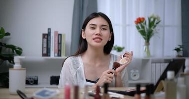 magnifique Jeune asiatique femme blogueur spectacles Comment à faire en haut et utilisation produits de beauté photo