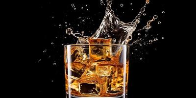 ai généré. ai génératif. verre de whisky avec la glace cubes sur plaine Contexte. pouvez être utilisé pour bar cocktail promotion. gentilhomme boire. graphique art photo