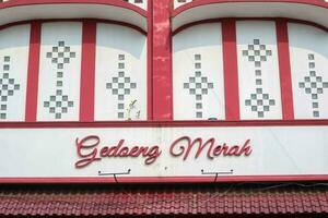 Yogyakarta, Indonésie - Mars 20 2023 - gédoeng merah boutique à malioboro bord de la route. gédoeng merah est vente souvenirs pour touristes photo