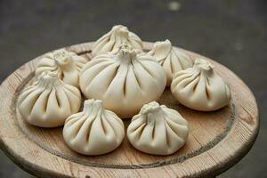 modèle de khinkali. géorgien soupe boulette sur en bois assiette est le traditionnel et local géorgien toto photo