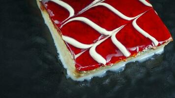 caramel trilèce ou tres leches gâteau ,turc dessert gâteau, dessus vue sur noir Contexte photo