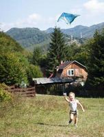 fille jouant avec un cerf-volant photo