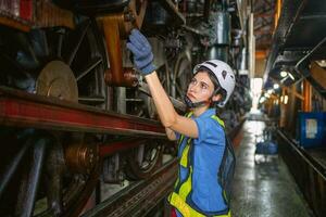 femelle ingénieur vérification équipement dans usine pour réparation photo