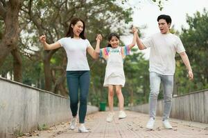 Jeune asiatique famille dans le parc photo