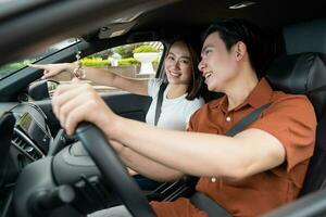 image de Jeune asiatique couple avec voiture photo