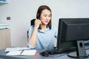 photo de Jeune asiatique femme d'affaires travail à Bureau