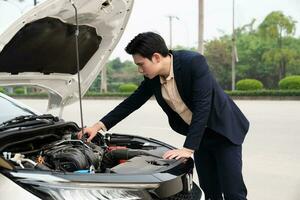 Jeune asiatique affaires homme avec voiture photo