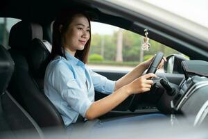 Jeune asiatique femme avec voiture photo