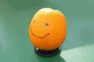 souriant Orange sur une vert Contexte photo