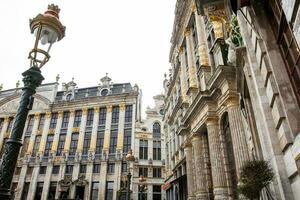 façade de le historique guilde Maisons de le grandiose endroit dans Bruxelles construit dans le quatorzième siècle photo
