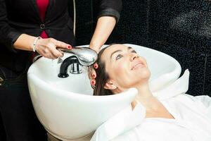 blanc femme avoir une cheveux laver procédure dans une beauté salon photo