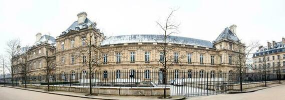 façade de le Luxembourg palais dans une gelé hiver journée journée juste avant printemps photo