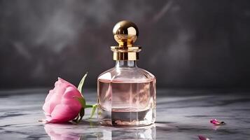 luxe parfum verre bouteille avec Rose fleur pétales sur marbre, cinématique fumée réaliste minimaliste blanc lumière Contexte ai généré photo