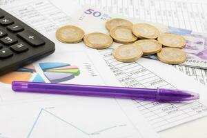 mensuel budget tableur, argent, stylo et calculatrice photo