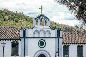 cloche la tour de le chapelle dévoué à Divin pitié dans le petit ville de mongui dans Colombie photo