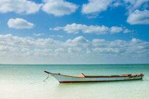 canoë flottant sur calme l'eau en dessous de magnifique bleu ciel dans la guajira dans Colombie photo