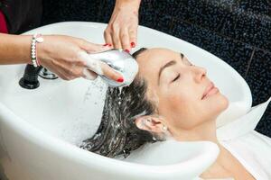 blanc femme avoir une cheveux laver procédure dans une beauté salon photo