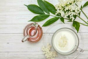 fleur de sureau, Lait et mon chéri infusion pour la toux traitement. sambucus nigra photo