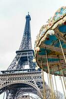 carrousel et le tour Eiffel à le fin de hiver photo