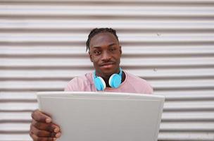 jeune homme travaillant avec son ordinateur portable
