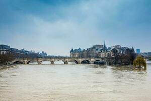 vue de le Seine rivière, pont neuf et le île de le ville dans Paris France photo