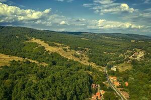 panoramique drone aérien vue vue de Montagne pics. sommet des collines couvert avec forêt. vert la nature Contexte aérien vue Montagne paysage. photo