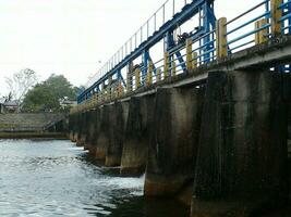 le pièce barrage, lequel est situé sur le île de dénigrement, Indonésie, a été construit par le néerlandais gouvernement lorsque Indonésie a été encore colonisé par le néerlandais et est encore dans utilisation aujourd'hui. photo