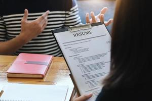 Document de résumé avec discussion hr entretien d'embauche avec les réponses des femmes postulant à un emploi photo