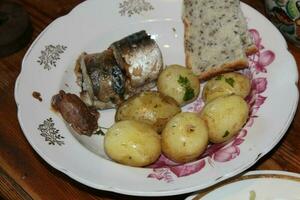 méditerranéen le déjeuner avec poisson, salade et patates photo