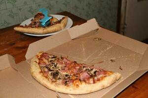 Pizza avec bacon, fromage et champignons photo