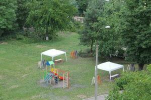 blanc store tentes sur le terrain de jeux dans le parc photo