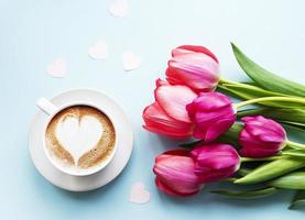 tasse à café avec art latte et tulipes photo