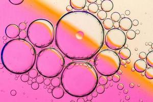 Résumé fond de bulles d'huile sur la surface de l'eau palette colorée de saumon rose photo