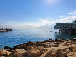 Vieux port et magnifique front de mer méditerranéen dans la ville balnéaire de Limassol Lemesos à Chypre photo