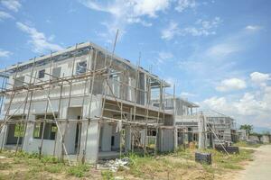 nouvelle maison résidentielle de construction avec système de préfabrication en cours sur le chantier photo