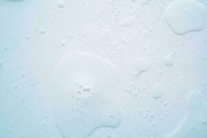 abstrait blanc savon mousse bulles texture sur bleu Contexte photo