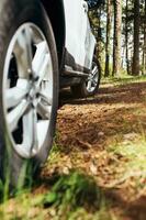 conduire dans le les bois dans une vacances suv - camping car pour permanent résidence - voiture tourisme photo