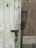 le verticale image de ancien en bois porte a été boulonné photo