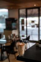 café glacé sur une table à l'intérieur d'un café photo