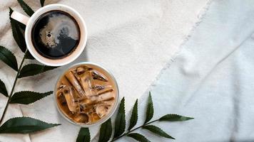 Vue de dessus de la tasse de café et de café glacé sur une nappe blanche photo