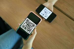 qr code paiement. femme balayage qr code en ligne achats sans argent La technologie concept. photo