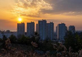 paysage de la ville avec fond de coucher de soleil photo