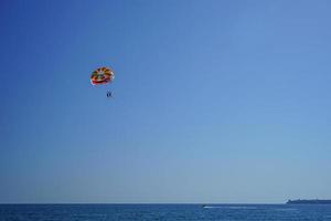 vol en parachute au-dessus de la mer photo
