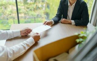 quitter emploi affaires homme Envoi en cours démission lettre et emballage des trucs démissionner déprimer ou porter affaires papier carton boîte dans bureau. changement de emploi ou mis à la porte de entreprise. photo