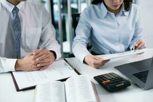 affaires gens réunion conception des idées professionnel investisseur travail Nouveau début en haut projet. homme d'affaire et femme d'affaires travail ensemble réunion concept photo