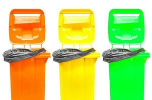 collection de grandes poubelles colorées poubelles isolées sur blanc photo