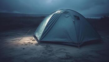 la nuit camping dans une dôme tente sur une brumeux Montagne généré par ai photo