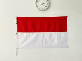 indonésien rouge et blanc drapeau en volant sur le mur photo