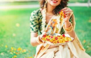 Sud Indien femme en portant fleur pétales à célébrer le traditionnel Festival photo